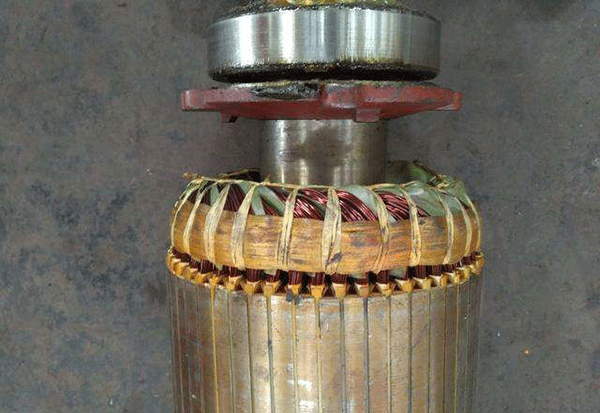 西安電機(jī)廠技術(shù)員關(guān)于高壓電機(jī)端部捆扎的重要性分析。